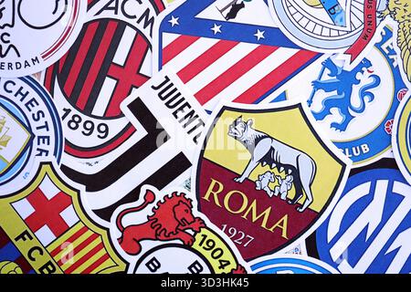 KIEV, UCRAINA - 23 FEBBRAIO 2025 molti emblemi di carta delle squadre di calcio si trovano in grande pila da vicino Foto Stock