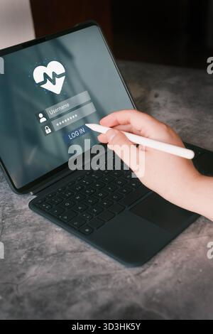 Donna usa un tablet digitale che visualizza un'app medica sullo schermo. Consultazione video online. Servizi di telesanità. Foto Stock