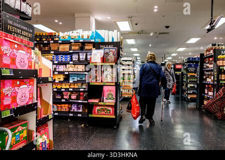 Londra Regno Unito, 06 novembre 2025, due Anonymous Senior Women Shoppers in Marks e Spencer con Percy Pig festive Advent Calendars Foto Stock