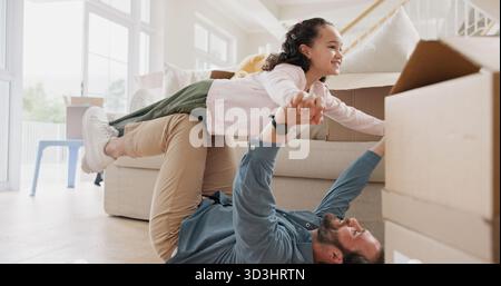 Trasloco, bambino e uomo che giocano in aeroplano in nuova casa, immobiliare e felice legame in casa di famiglia. Sala, investimenti immobiliari e ragazza che solleva il padre Foto Stock