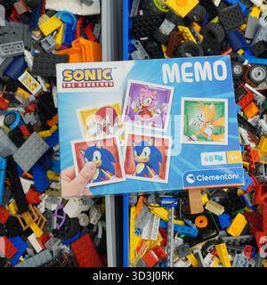 Un libro sui mattoncini Lego Foto Stock