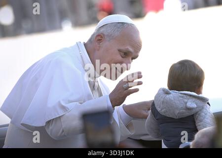 Città del Vaticano, Vatikanstadt. 5 novembre 2025. Papa Leone XIV durante l'udienza generale di mercoledì in Piazza San Pietro. Città del Vaticano, 5 novembre 2025 credito: dpa/Alamy Live News Foto Stock