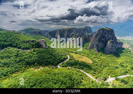 Vista del monastero di Rousanou e, in lontananza, del monastero della Santissima Trinità. Foto Stock