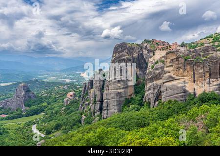 Vista di alcuni monasteri nella zona di Meteora, Grecia Foto Stock