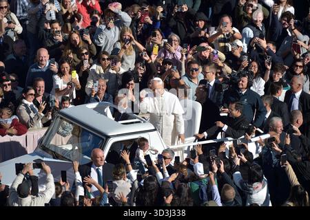 Città del Vaticano, Vatikanstadt. 5 novembre 2025. Papa Leone XIV durante l'udienza generale di mercoledì in Piazza San Pietro. Città del Vaticano, 5 novembre 2025 credito: dpa/Alamy Live News Foto Stock
