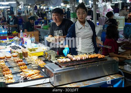Venditore di pesce al mercato LAN Pho Na Kluea di Pattaya, Thailandia, vivace mercato del pesce locale con pesce fresco e autentica cultura tailandese Foto Stock