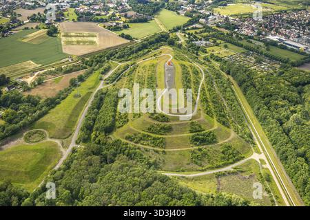 Vista aerea della catena montuosa Kissinger Hoehe presso Heinrich Robert Colliery con cartello di scarico, torre di osservazione e sentieri di montagna a Hamm. Zona della Ruhr Foto Stock