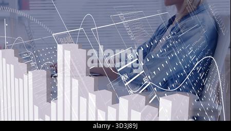 Donna adulta di medie dimensioni che analizza grafici finanziari in ufficio, con notebook, pannelli dati fluttuanti, spazio di copia Foto Stock