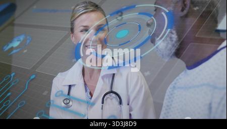 Medico che indossa lo stetoscopio che parla con il paziente nella sala esame con interfaccia olografica e spazio di copia Foto Stock