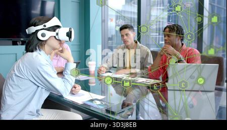 Donna che indossa una camicia blu, un visore VR al tavolo da conferenza con icone AR verdi, spazio copia Foto Stock