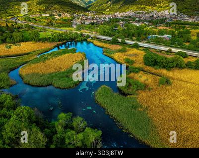 Veduta aerea della riserva naturale regionale sorgenti del Pescara con la città di popoli Terme. Popoli, Provincia di Pescara, Abruzzo, Italia, Europa Foto Stock