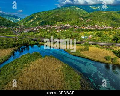 Veduta aerea della riserva naturale regionale sorgenti del Pescara con la città di popoli Terme. Popoli, Provincia di Pescara, Abruzzo, Italia, Europa Foto Stock