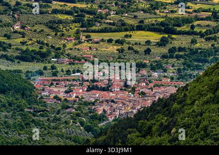 Vista dall'alto del paese di San Donato Val di Comino nel Parco Nazionale d'Abruzzo, Lazio e Molise. San Donato Val di Comino, Lazio Foto Stock