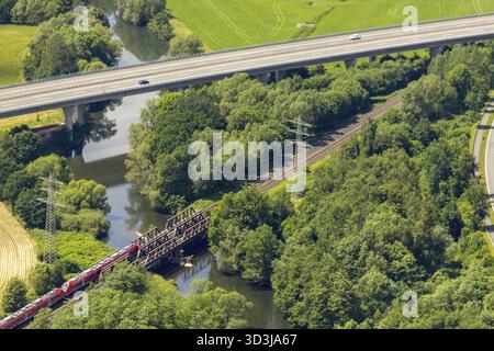 Veduta aerea del ponte ferroviario con S-Bahn attraverso la Ruhr e Casparistrasse con l'autostrada A46 a Oeventrop ad Arnsberg nel Sauerland feder Foto Stock