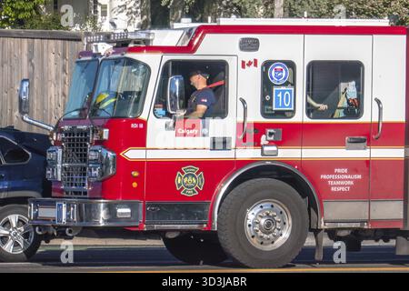 Calgary, Alberta, Canada. 8 giugno 2025. Un camion dei Vigili del fuoco di Calgary, impreziosito dal marchio canadese Pride e servizi di emergenza, guida, simbolo Foto Stock