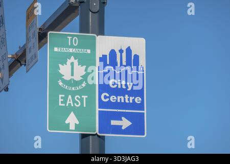 Calgary, Alberta, Canada. 5 giugno 2025. Le indicazioni stradali per l'autostrada Trans-Canada Highway East portano i viaggiatori verso l'Alberta con il simbolo della foglia d'acero e verso la C Foto Stock