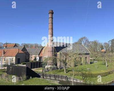 Enkhuizen, Paesi Bassi. 6 aprile 2024. I vecchi cottage di pescatori del XIX secolo nel museo aitr aperto a Enkhuizen. Foto Stock