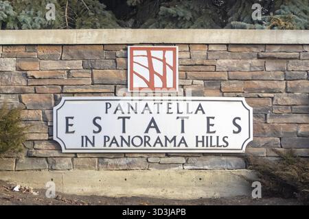 Calgary, Alberta, Canada. 23 marzo 2025. Un cartello d'ingresso in pietra e cemento che legge LE TENUTE PANATELLA IN PANORAMA HILLS con una grafica stilizzata, markin Foto Stock