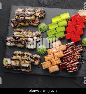 Cibo, grande sushi set, girato dall'alto su sfondo nero Foto Stock