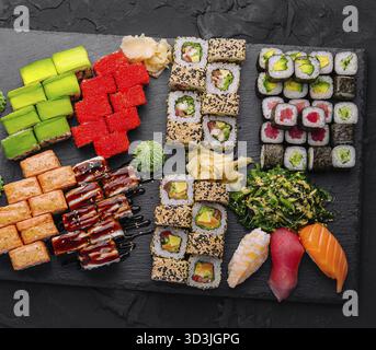 Cibo, grande sushi set, girato dall'alto su sfondo nero Foto Stock