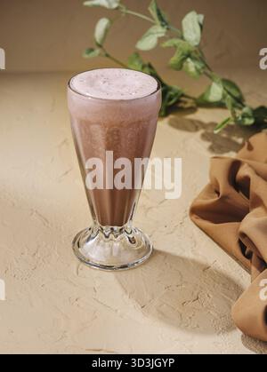 Cibo, caffè freddo in vetro su pietra Foto Stock