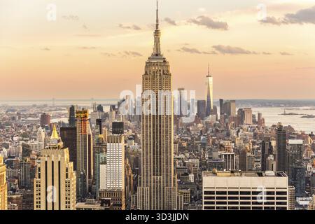 New york, USA - 17 maggio 2019: Vista panoramica dello splendido skyline di New York e dei grattacieli al tramonto Foto Stock