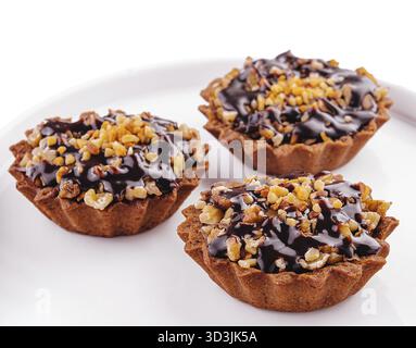 Cibo, mini tortine con crema al cioccolato e noci Foto Stock