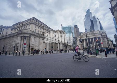 6 novembre 2025. Il comitato monetario della Banca d'Inghilterra vota per mantenere invariati i tassi d'interesse al 4% Foto Stock