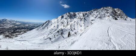Vista panoramica delle montagne innevate presso la stazione sciistica Snow Basin. Foto Stock