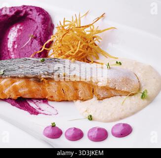 Cibo, salmone con purea di barbabietole e salsa di panna Foto Stock