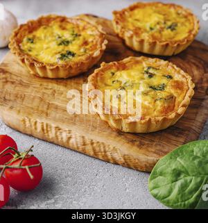 Cibo, molti piccoli antipasti di quiche Foto Stock
