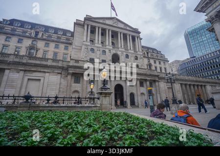 6 novembre 2025. Il comitato monetario della Banca d'Inghilterra vota per mantenere invariati i tassi d'interesse al 4% Foto Stock