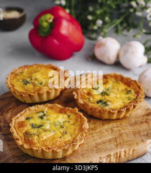 Cibo, molti piccoli antipasti di quiche Foto Stock