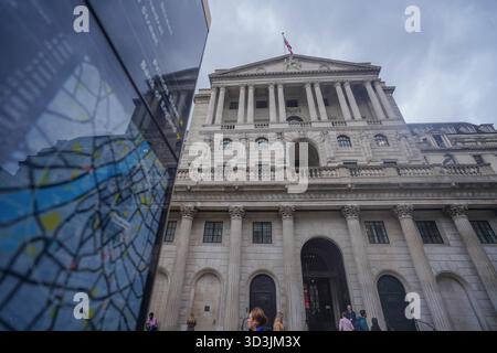 6 novembre 2025. Il comitato monetario della Banca d'Inghilterra vota per mantenere invariati i tassi d'interesse al 4% Foto Stock