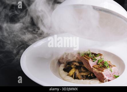 Cibo squisito, serve medaglioni di manzo con funghi e purè di patate Foto Stock