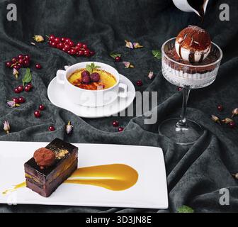 Cibo, crema brulee dessert, tiramisù e dessert sacher Foto Stock