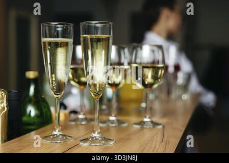 Cibo, bicchieri di champagne su un bancone del bar in un ristorante. Messa a fuoco selettiva Foto Stock