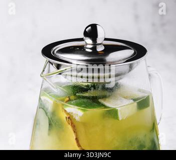 Cibo, tè verde freddo alla frutta della passione o limonata con lime e menta Foto Stock
