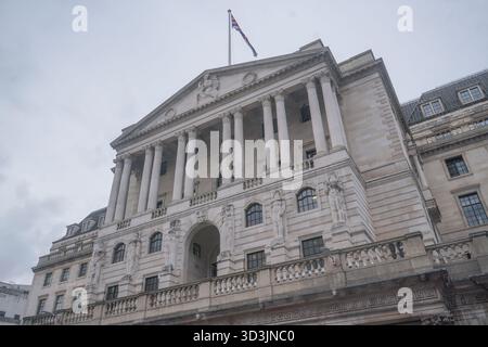 6 novembre 2025. Il comitato monetario della Banca d'Inghilterra vota per mantenere invariati i tassi d'interesse al 4% Foto Stock