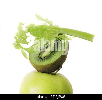Cibo, sedano, kiwi con mele da vicino Foto Stock