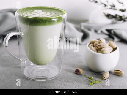 Cibo, latte verde matcha con pistacchi Foto Stock