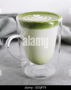 Cibo, latte verde matcha con pistacchi da vicino Foto Stock