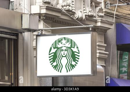 NEW YORK, USA - 16 MAGGIO 2019: Starbucks firma in un ristorante Starbucks a New York. Starbucks Corporation è un'azienda americana produttrice di caffè e caffè Foto Stock