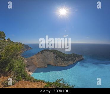 Vista del sole che splende su scogliere nel naufragio Cove in estate sull'isola di Zante, Grecia Foto Stock