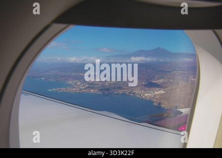 Vista aerea di Tenerife e del monte Teide dalla finestra dell'aereo il 27 2025 agosto Foto Stock