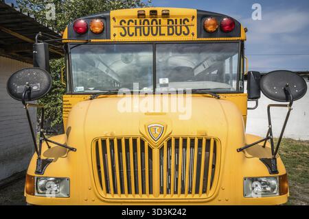 Jaworzyna slaska, Polonia - Agosto 2018 : grande scuola di giallo autobus parcheggiato nel Museo dell Industria e ferrovia Foto Stock