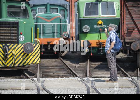 Jaworzyna slaska, Polonia - Agosto 2018 : Tourist guardando le vecchie locomotive nel Museo dell Industria e ferrovia in Slesia Foto Stock