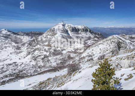 Straordinaria montagna paesaggio invernale panorama di Stirovnik picco, la vetta più alta del Parco nazionale di Lovcen, Montenegro Foto Stock