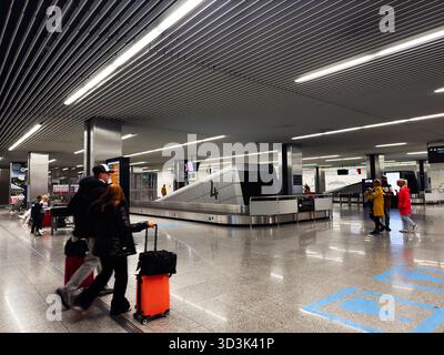 Balice, Polonia - 4 ottobre 2025: Scena del terminal di Cracovia, con passeggeri e bagagli vicino alla giostra dei bagagli in Polonia. Foto Stock