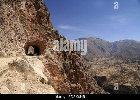 Stretta stradina di montagna che conduce a un punto di vista in canyon di Colca in Perù Foto Stock